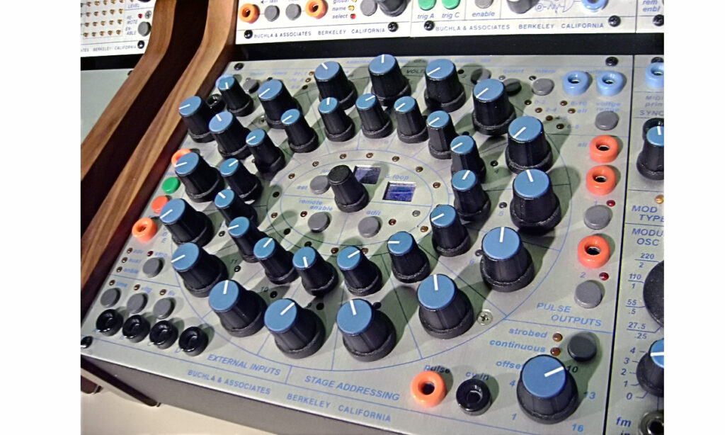 Der Buchla 250e Arbitrary Function Generator (dt: Launischer Funktionsgenerator). (Quelle: guiltysin, CC BY 2.0)