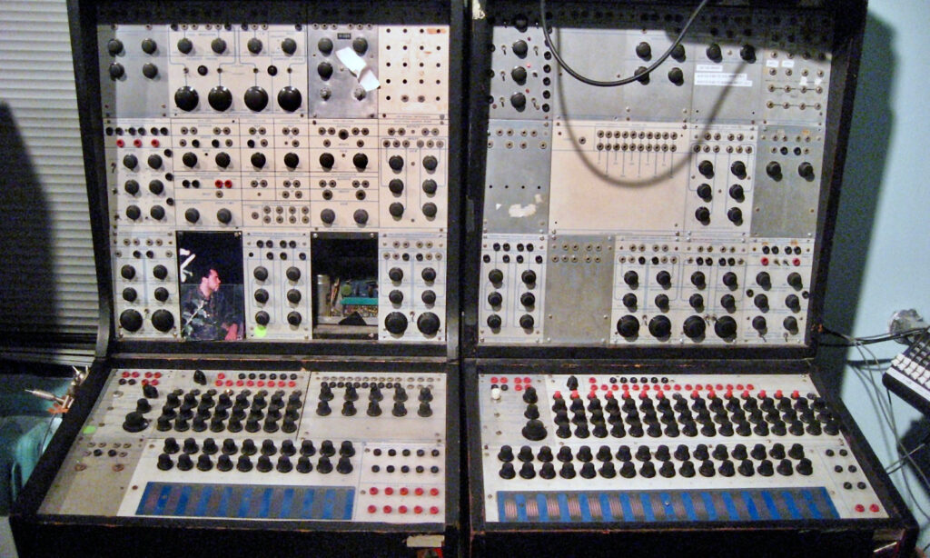 Der Buchla 100 series sieht einem Schaltschrank noch recht ähnlich.