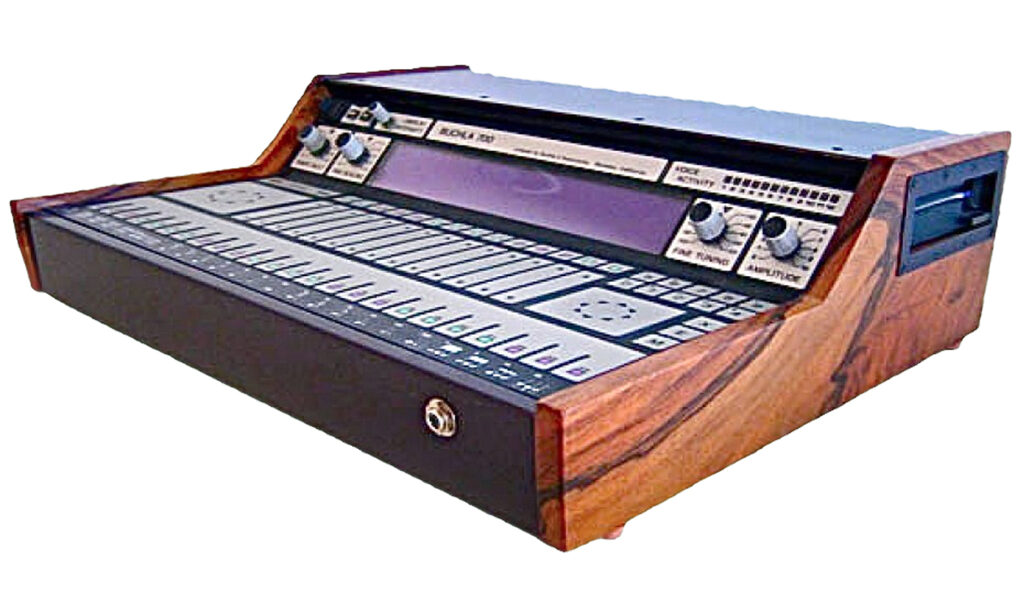 Der Buchla 700 von 1987 war nicht nur 12-stimmig, sondern konnte auch zwölf Klangfarben gleichzeitig spielen. (Quelle: Encyclotronic)