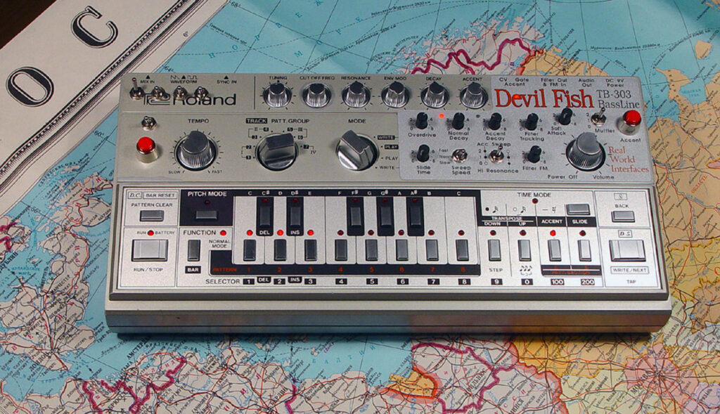 Die originale Roland TB-303 in Devil Fish Modifikation (Quelle: Real World Interfaces)