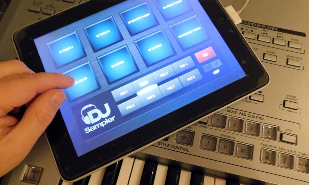Ein Tablet-PC hilft in der Not: Damit lassen sich im Studio vorproduzierte Audio-Clips schnell abfeuern. (Foto: Matthias Sauer)