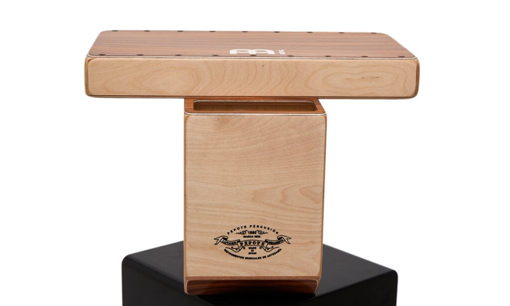 Das Artisan Edition Slaptop Cajon liefert echten Cajonsound für aufrechtes Spielvergnügen – und hat einen stolzen Preis.