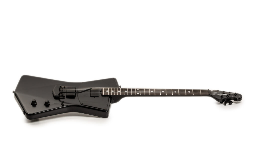 Die perfekt eingestellte Music Man St. Vincent HH Stealth Black überzeugt mit ihren flexiblen Klangeigenschaften und einem eigenständigen Design.