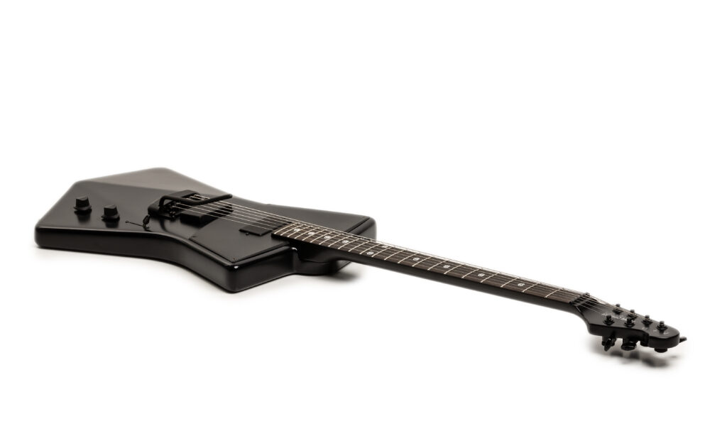 Die Music Man St. Vincent HH Stealth Black besitzt ausgeprägte Attacks und einen knackigen Grundsound.