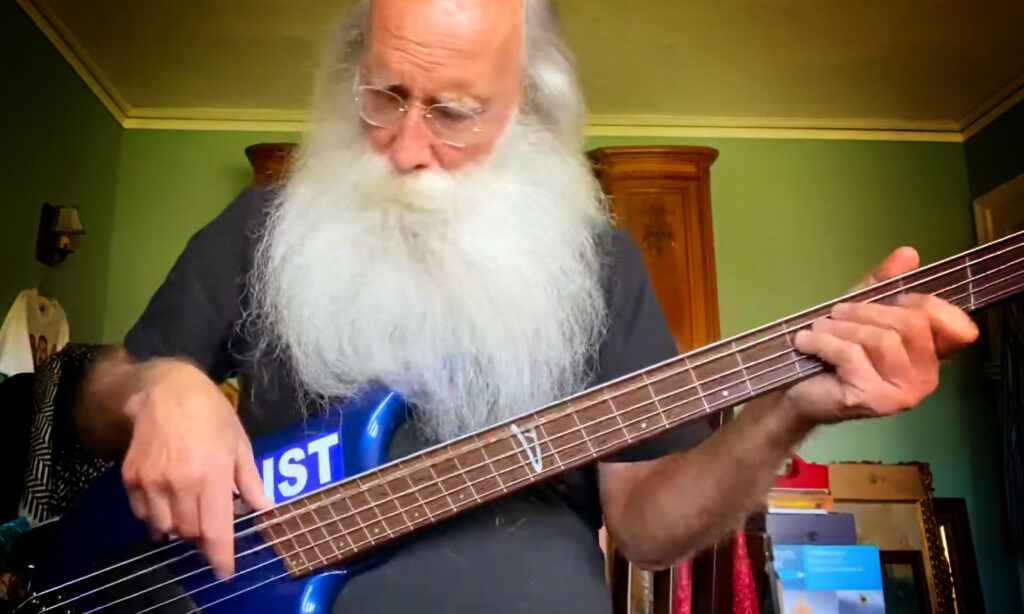 Lee Sklar im "Home Office" - Screenshot aus dem unten verlinkten Video. (Bildquelle: www.youtube.com/watch?v=zC4AywSZPcs&t=131s)