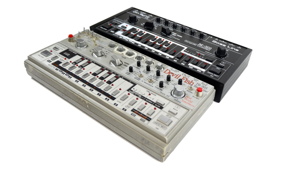 Doppelt Acid knarzt besser: Eine altehrwürdige Roland TB-303 mit der begehrten Devilfish-Modifikation und die nagelneue Din-Sync RE-303. Eine Devilfish-Modifikation für die RE-303 ist angedacht, aber noch nicht umgesetzt. (Foto: Christine Mangels)