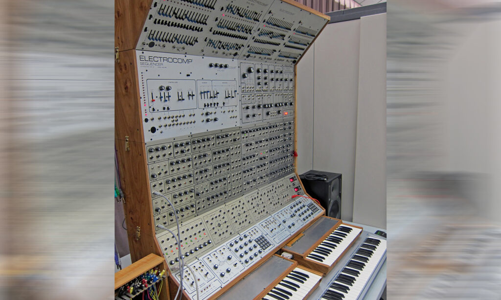 Ein EML ElectroComp Modular. Oder besser: Mehrere ElectroComp Modulars in einem Rack. (By Daniel Spils from Seattle, USA - Uploaded by clusternote, CC BY-SA)