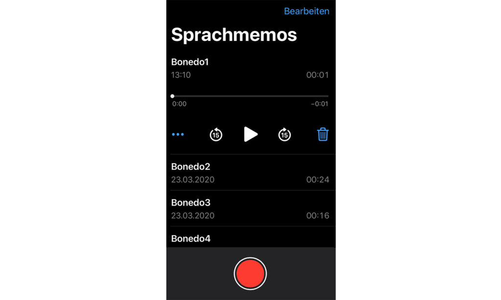 Bei iOS-Geräten heißt die Standard-Aufnahme-App „Sprachmemos“, bei Andriod-Geräten „Diktiergerät“.