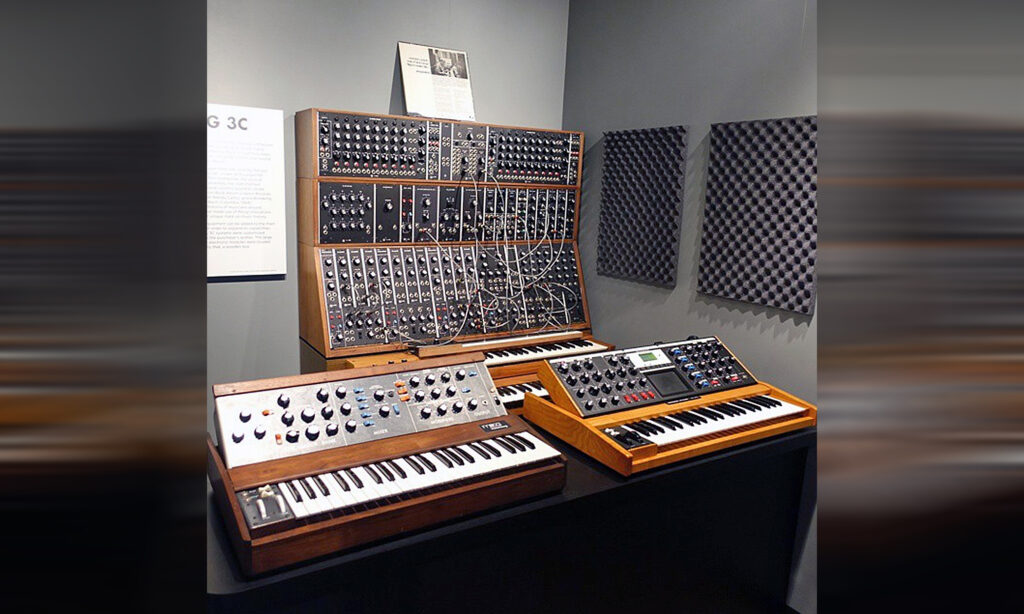 Ein Moog Modular, ein Minimoog und ein Voyager. Da weiß man, was man hat. (By Kazuhisa OTSUBO from Tokyo, Japan - CC BY 2.0)