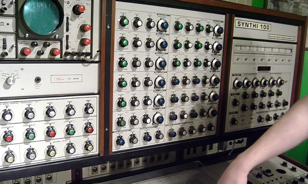 Schönheit in weiß: Der EMS Synthi 100. (By guiltysin, CC BY 2.0)