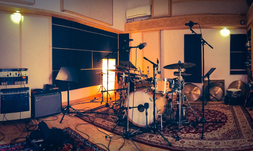 In seinem Homestudio nimmt Maze Drums auf und verwirklicht eigene Produktionen. Bild von Matthias Meusel.