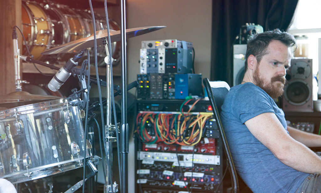 Mittlerweile spielt Aaron den überwiegenden Teil der Produktionen in seinem eigenen Studio ein. Foto von Laura Heller.