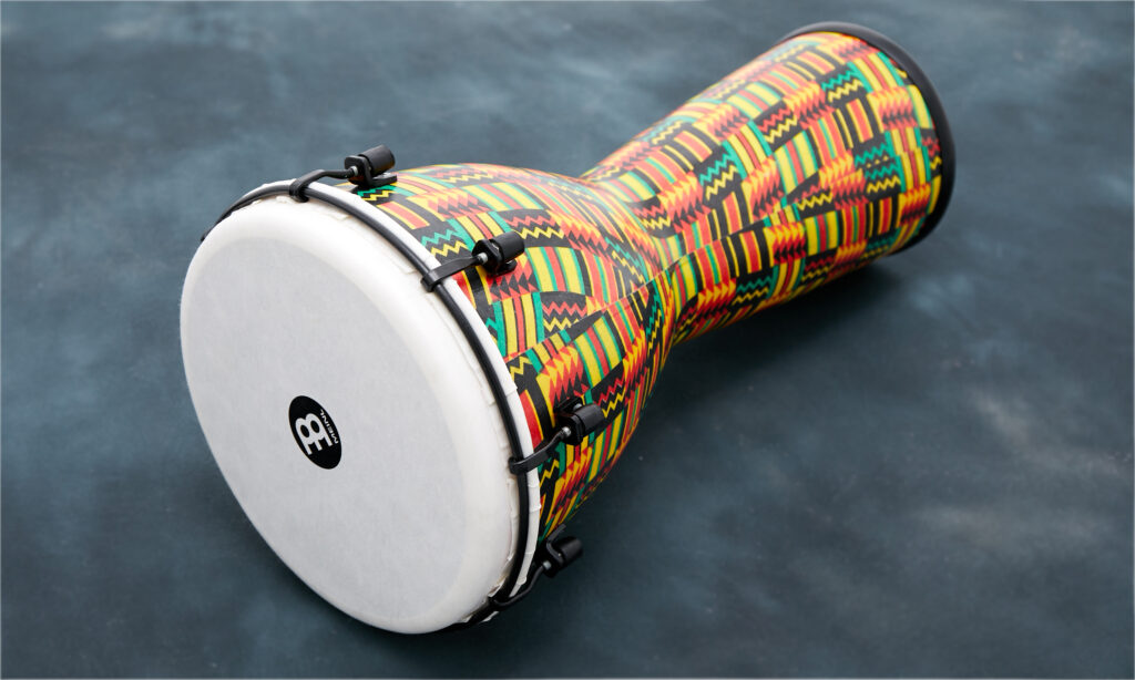 Klein und leicht, aber mit großem Sound überzeugt die Meinl 10“ Alpine Djembe im Simbra-Finish.