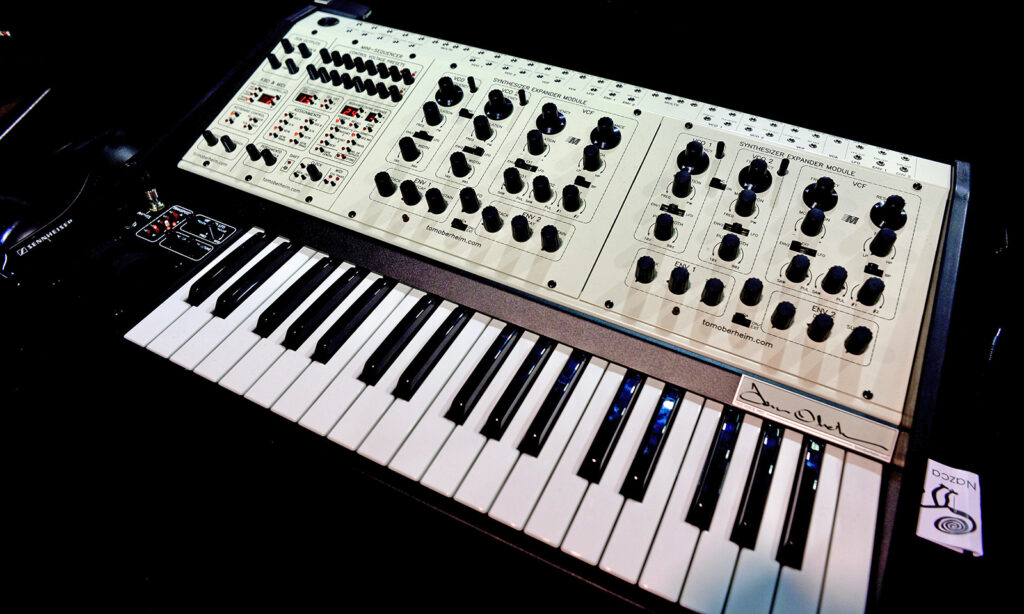 Reissue des Oberheim 2-Voice mit Patchfeld und Tom Oberheim Signatur. (Brandon Daniel from USA / CC BY-SA | https://creativecommons.org/licenses/by-sa/2.0)