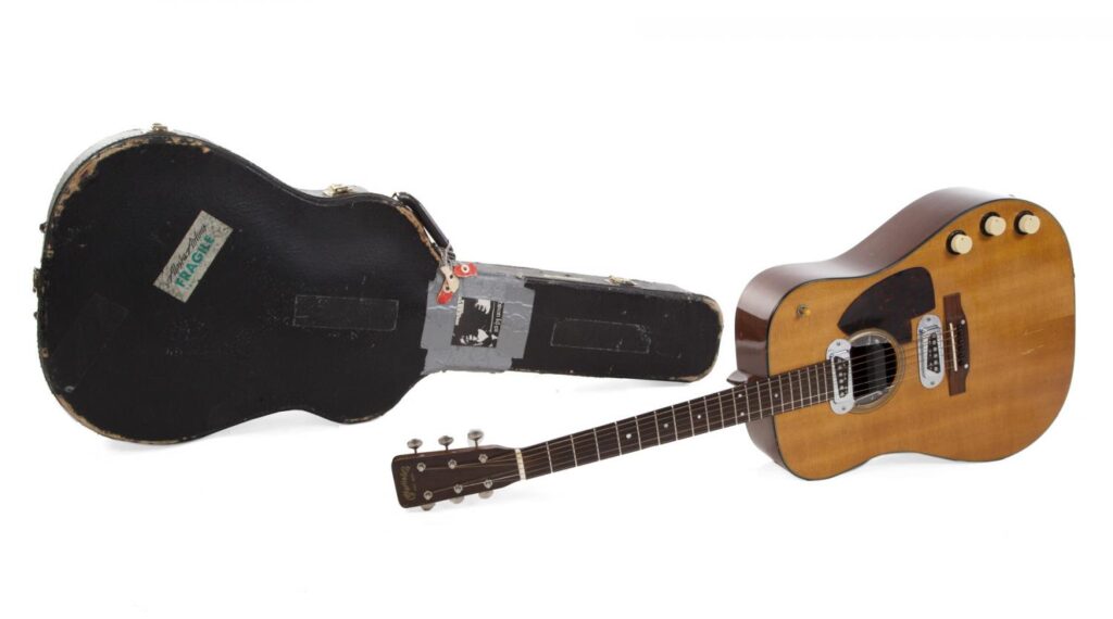 Die versteigerte Martin D-18E Gitarre // Credits: Julien's Auction