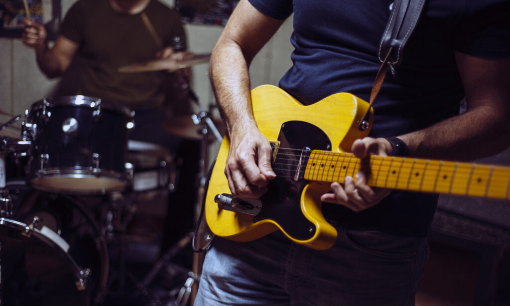 In der ‚Funk‘-Stilisitik ist u. a. die Gitarre oft das treibende Element, welches besonders stark für den Groove verantwortlich zeichnet. Dabei sind es oft sehr kurze, repetitive Phrasen, die von der Gitarre gespielt werden. (Foto: Shutterstock|Von clementetinin)