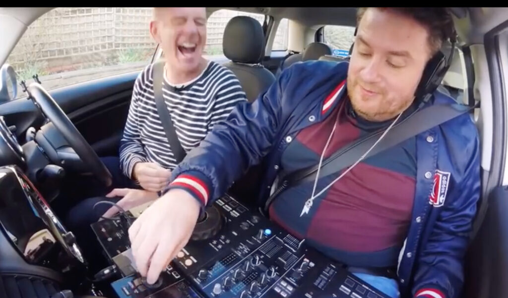 Angeblich verkaufen sich die XDJ-RX2 gerade wie geschnitten Brot. Auch Fatboy Slim und Eats Everything haben ihren Spaß damit. (Bild: YouTube/PioneerDJ)