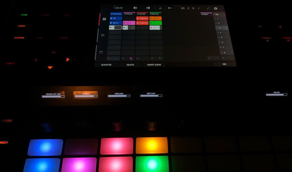 Die Ableton Clips können vom Touchscreen oder den RGB-Pads gestartet werden.