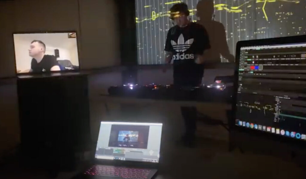 Auch Rebuke streamed im Lockdown. Was für ein Unterschied zu riesigen Hallen voller Raver, aber es muss ja weitergehen. (Bild: YouTube/PioneerDJ)