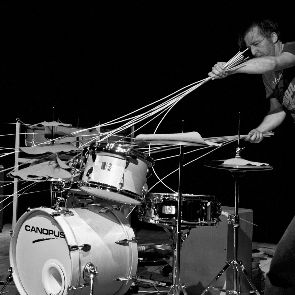 Weidenruten und Canopus-Drumset: Performance mit „Fliegen und Surfen“.