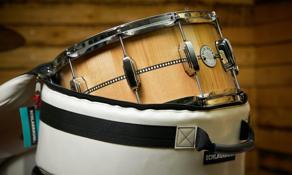 Eine Stave Snare inklusive Custom Bag von Solid Drums aus der Schweiz.
