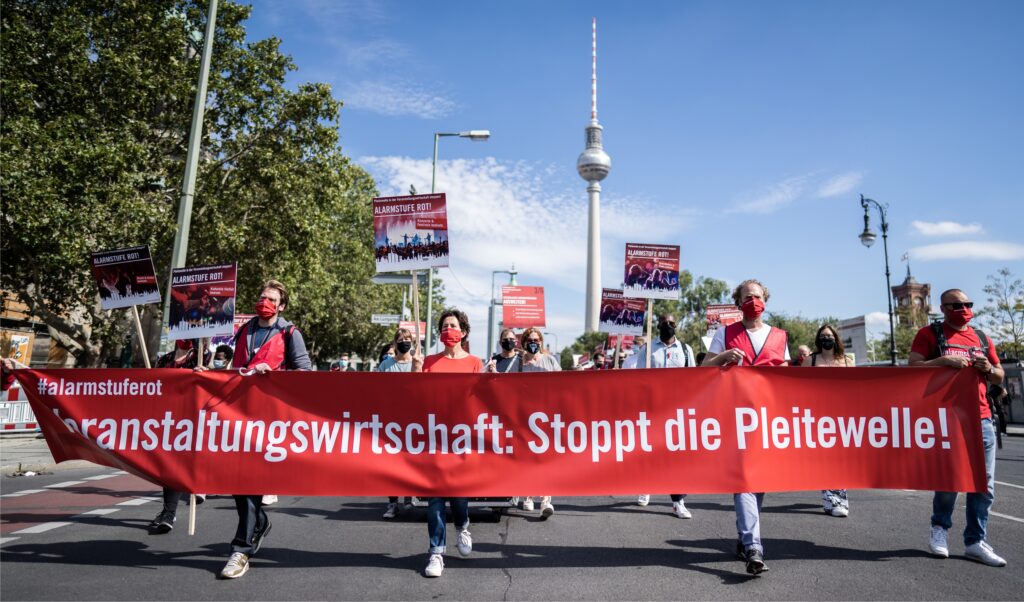 Demonstranten mit Spruchband (Bild: Manuel Weidt)