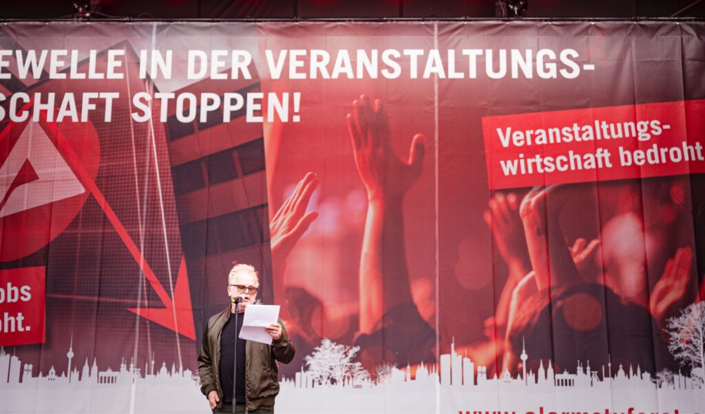 Herbert Grönemeyer auf der Bühne vor dem Brandenburger Tor in Berlin (Bild: Schaper Kommunikation - Wolfgang Schaper)