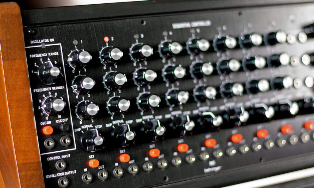 Der Behringer 960 Sequential Controller bringt die Moog-Legenden Model 55, 30 und 15 ins Eurorack.