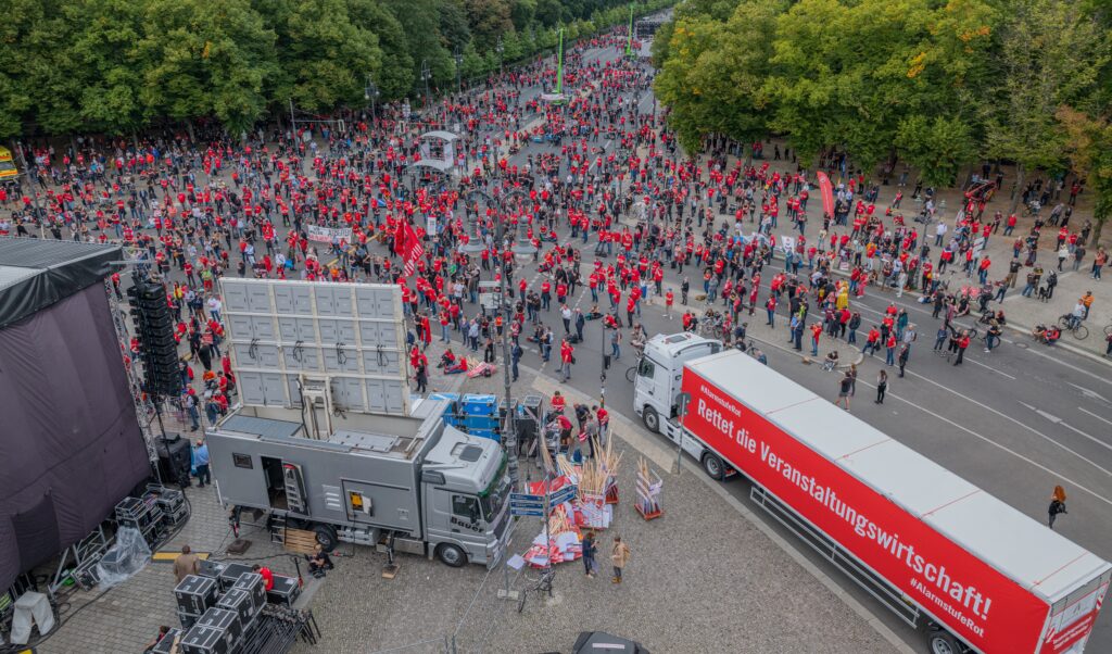 Auch am 28. Oktober soll es wieder eine Kundgebung vor dem Brandenburger Tor geben (Bild: Neumann&Müller GmbH & Co. KG)