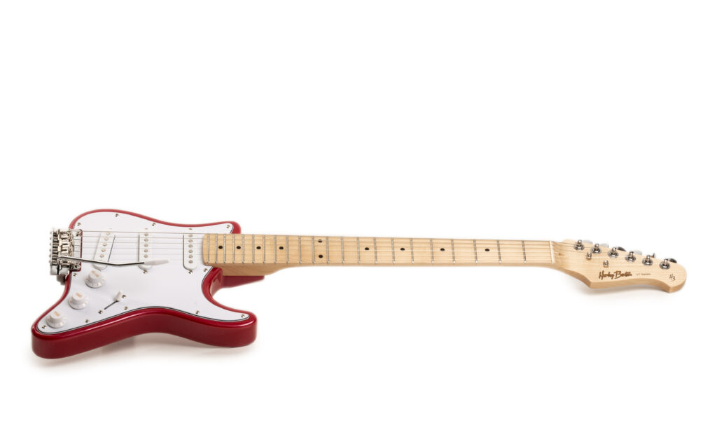 Das ungewohnte Handling der Harley Benton ST-Travel Candy Apple Red E-Gitarre erschwert das Spielen. Unterm Strich bietet diese Reise-E-Gitarre aber dennoch ein sehr gutes Preis-Leistungsverhältnis.