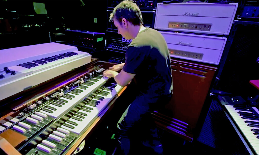 Derek Sherinian verstärkt seine B3 über Marshall-Amps, deren Signale er dann mit zwei Leslies wieder gibt. (Quelle: Derek Sherinian Sound-Workshop Video)