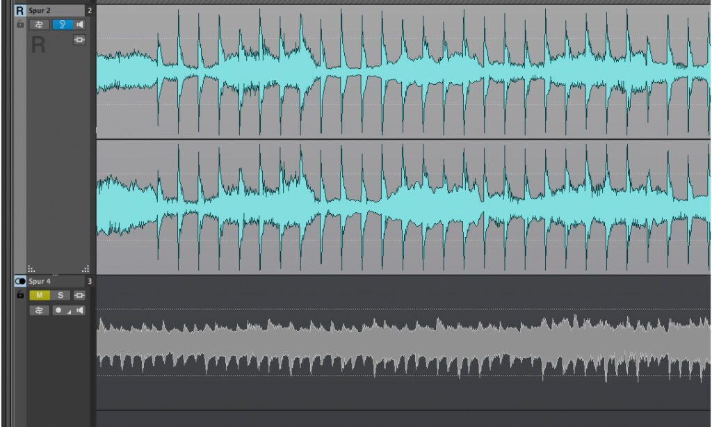 Spur 2 ist die Referenzspur (mit einem R gekennzeichnet) und gerade aktiv. Spur 4 wird bearbeitet und mit der Referenz verglichen, ist aber aktuell stumm, wie man leuchtenden Mute-Symbol und der ausgegrauten Wellenformdarstellung erkennt.