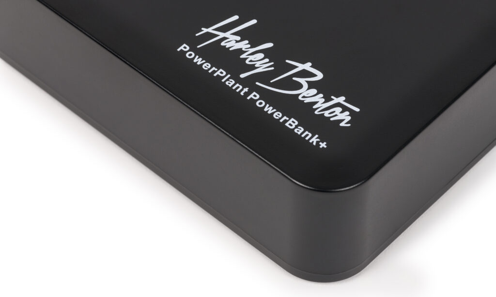 Die Harley Benton PowerPlant PowerBank+ liefert eine stabile Spannung und kann mit sehr langer Akkulaufzeit punkten.