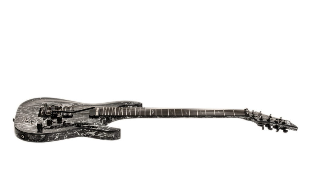 Die Schecter C-7 FR S Silver Mountain bietet durchsetzungsstarke, flexible Zerrsounds und endlos stehende Töne dank Sustainiac System.