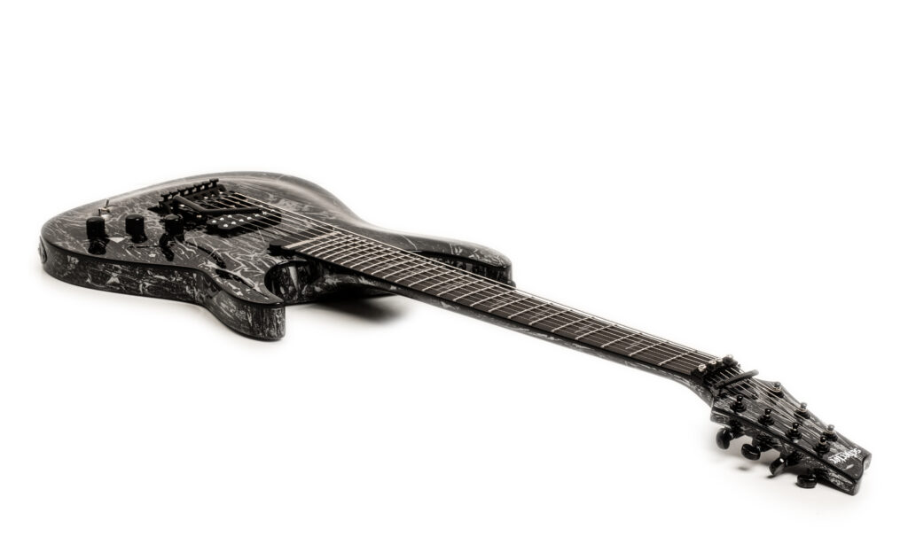 Die Schecter C-7 FR S Silver Mountain liefert vorwiegend im Zerrkanal des Amps die Basis für fette Riffs.