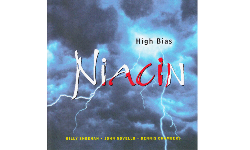 Das Cover des Niacin-Albums "High Bias" - Chick Corea überzeugte hier bei einem beeindruckenden Gastauftritt bei dem Song "Hang Me Upside Down".