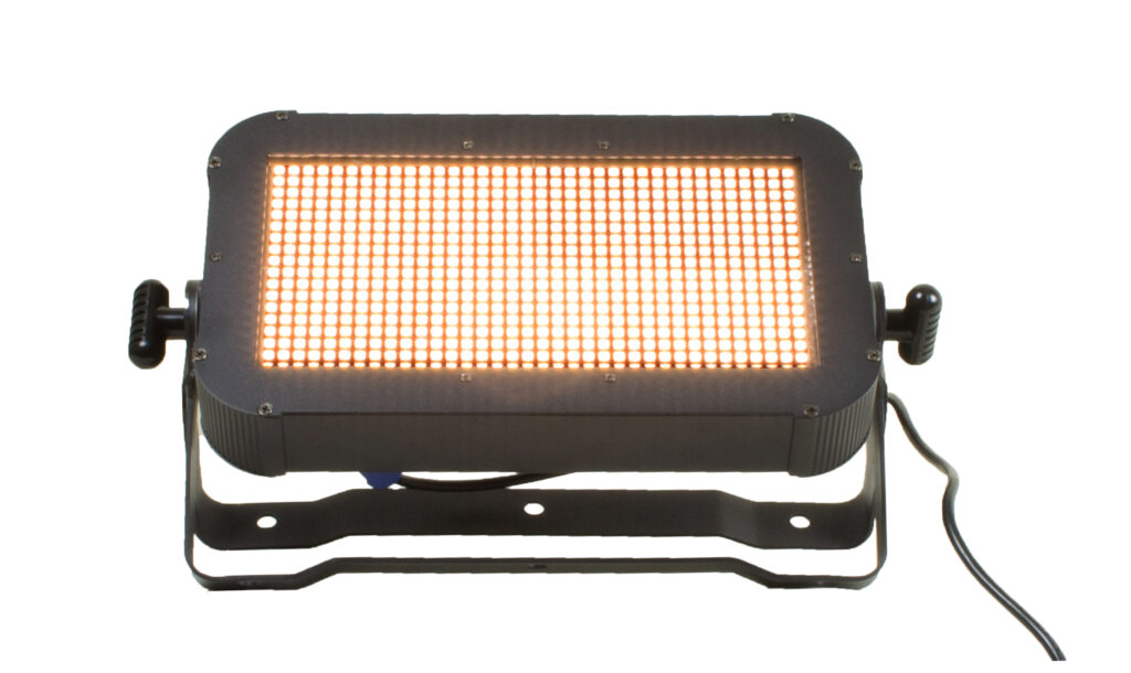 Multifunktionaler Fluter mit warmweißen LEDs: Stairville Wild Wash Pro 648 WW