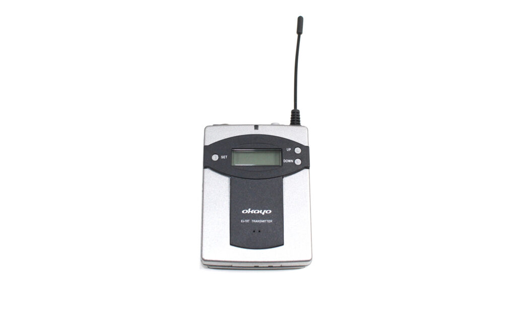 Der UHF-Sender für das Okayo-Headset-Mikrofon verbindet sich automatisch mit dem Partybag 7 Wireless DX und kann anstatt des Headset-Mikros auch ein Line-Eingangssignal übertragen