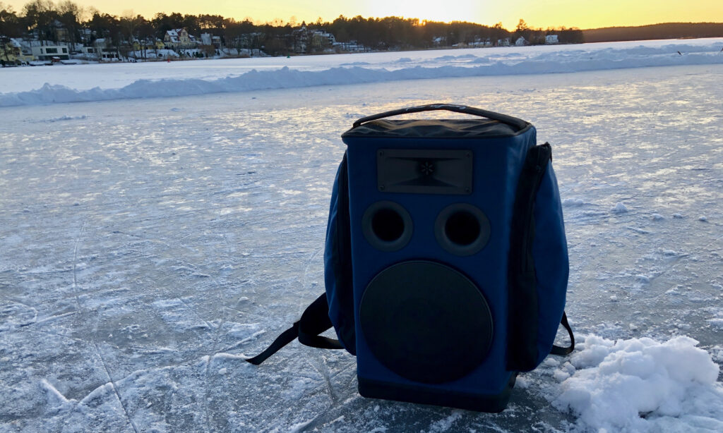 Beim Schlittschuhlaufen auf dem zugefrorenen See erfüllte der Partybag seine Funktion als Jukebox bis zum wunderschönen Sonnenuntergang bravourös.