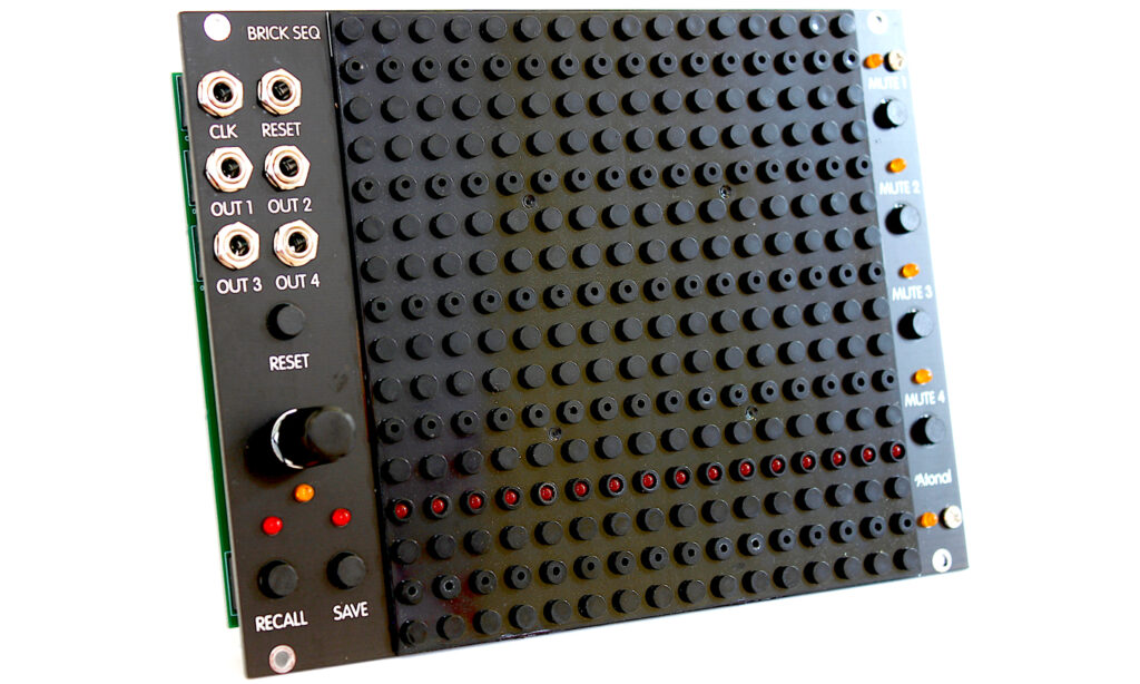 Der A02-Brick Sequencer von Atonal Circuits (Foto: Atonal Circuits)