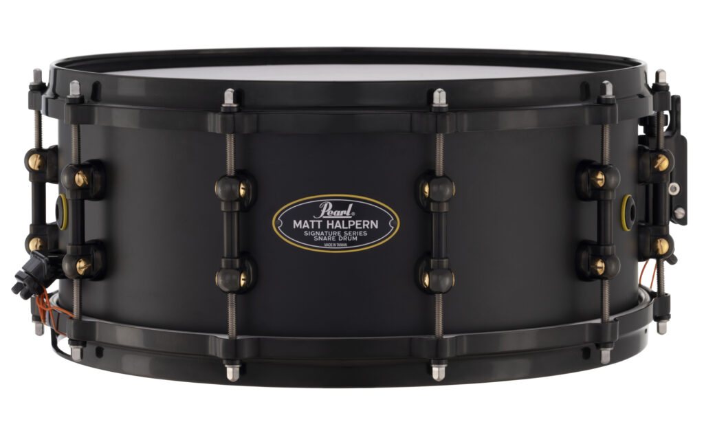 Ganz in schwarz: die neue Matt Halpern Snare von Pearl. (Bild: zur Verfügung gestellt von Pearl Europe)