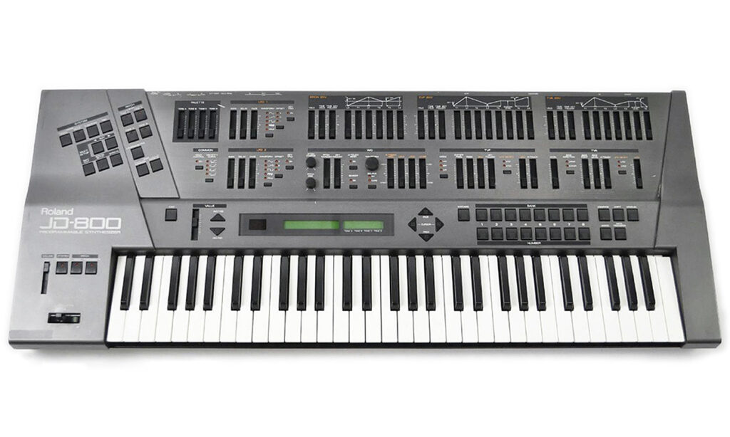 Der digitale Roland JD-800 Synthesizer mit vielen Bedienelementen (Quelle: The Prodigy.info)