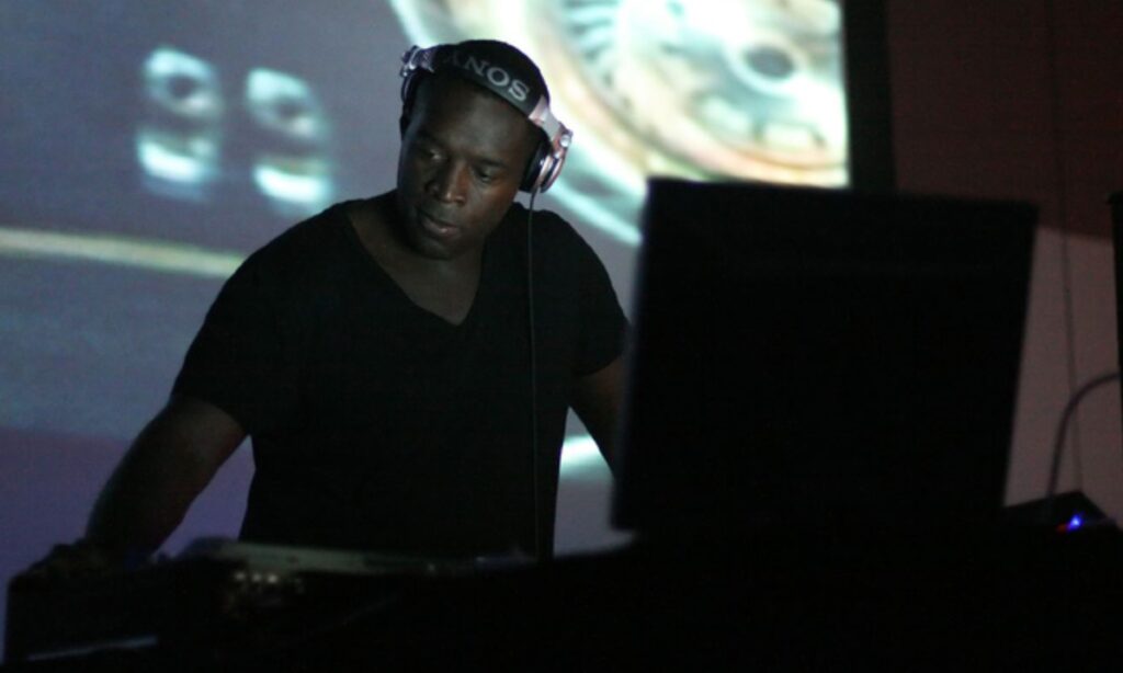 Kevin Saunderson in der DJ Booth (Bild: Scott Sanders, Commons Wikimedia https://commons.wikimedia.org/wiki/File:KevinSaunderson.jpg)