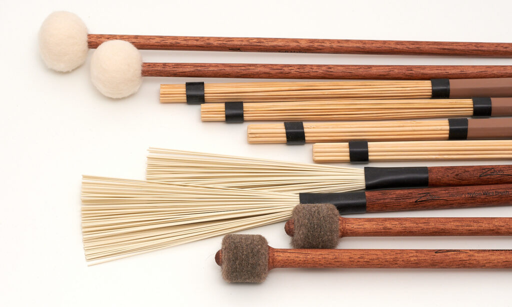 Gute Sounds jenseits normaler Drumsticks: die Zultan Rods, Mallets und die Nylon Wire Brushes.