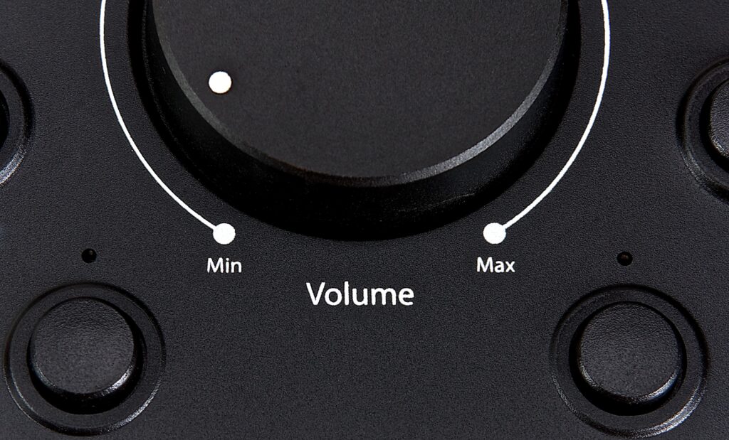 Volume-Regler und zwei der vier Buttons