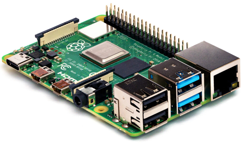 Der Raspberry Pi 4: Klein und günstig, aber große Leistung. (Foto: Von Miiicihiaieil Hieinizilieir / Wikimedia Commons, CC BY-SA 4.0, https://commons.wikimedia.org/w/index.php?curid=80140656)