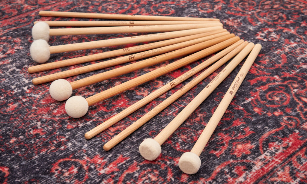 Gutes Spielgefühl und tolle Sounds bieten Meinls Drumset Mallets und Timbales Sticks.