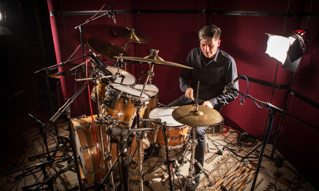 Chris an seinem Vintage Camco Drumset im Studio.
