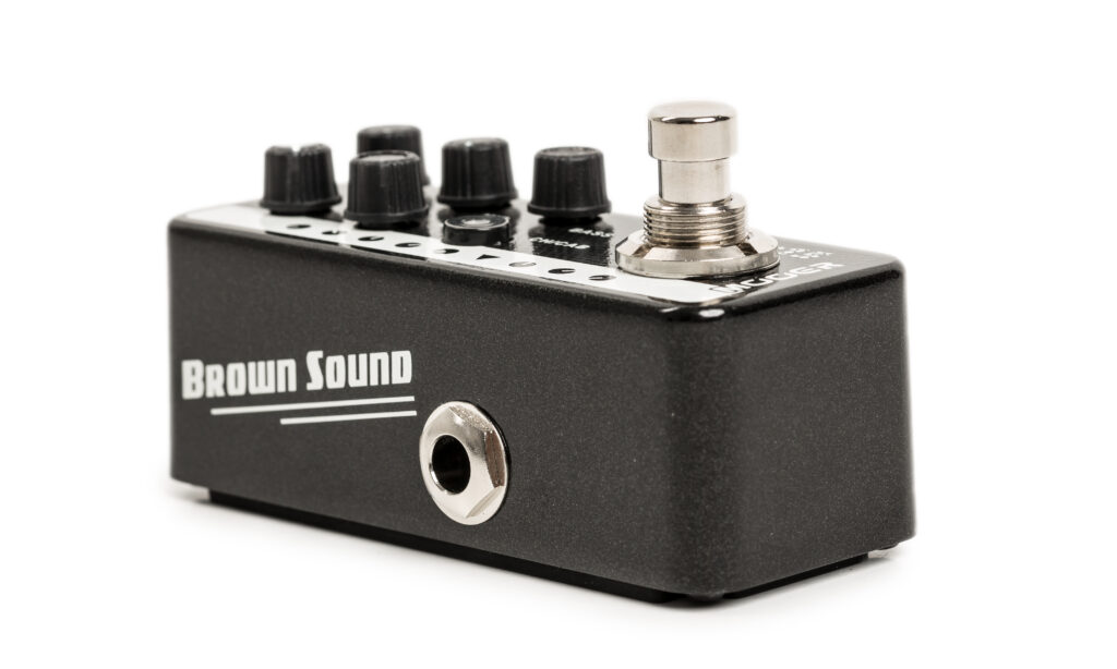 Das Mooer Micro Preamp 015 Brown Sound überzeugt mit variablen Sounds, sowohl verzerrt als auch clean.