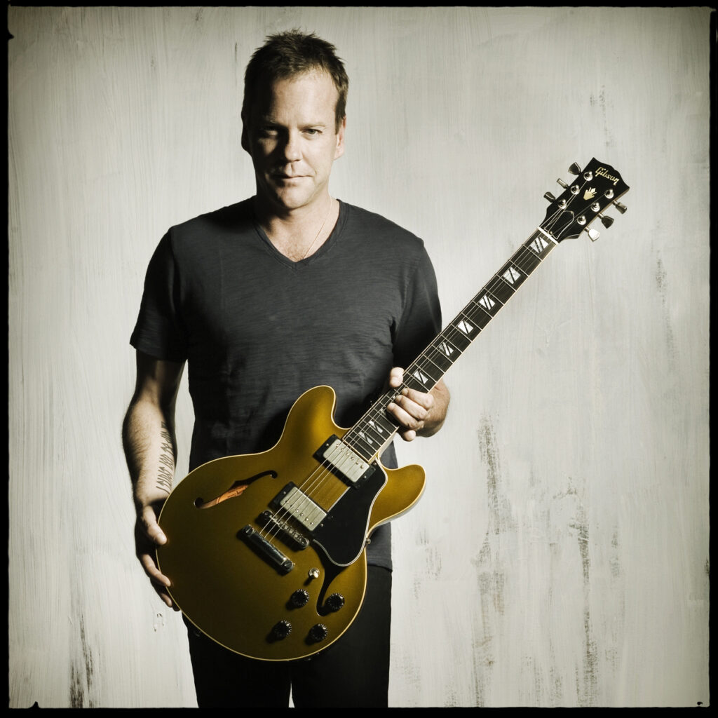 Schauspieler Kiefer Sutherland mit seiner ES-336.